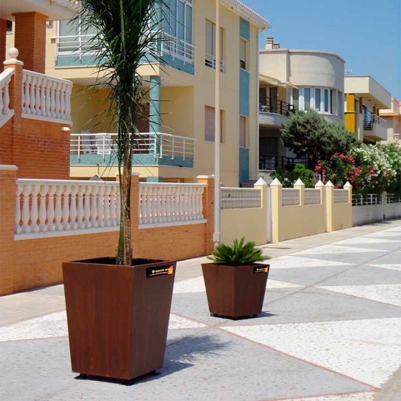 Jardinera piramidal inversa en corten